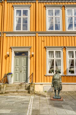 Trondheim, Norveç - Ağustos 2022: Bulutlu havada tarihi merkez