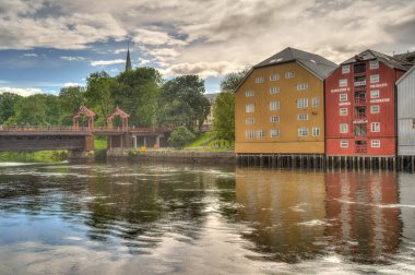 Trondheim, Norveç - Ağustos 2022: Bulutlu havada tarihi merkez