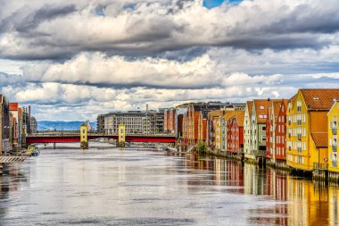 Trondheim, Norveç - Ağustos 2022: Bulutlu havada tarihi merkez