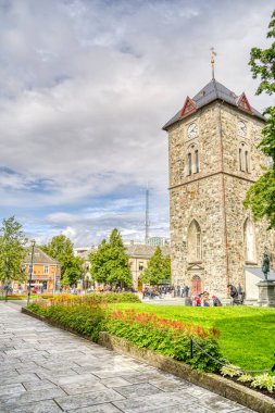Trondheim, Norveç - Ağustos 2022: Bulutlu havada tarihi kilise