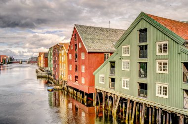 Trondheim, Norveç - Ağustos 2022: Bulutlu havada tarihi merkez