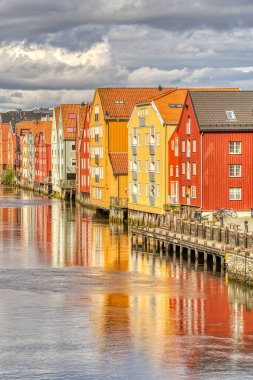 Trondheim, Norveç - Ağustos 2022: Bulutlu havada tarihi merkez