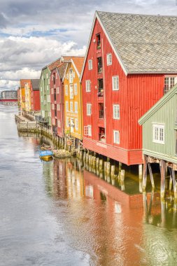 Trondheim, Norveç - Ağustos 2022: Bulutlu havada tarihi merkez