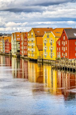 Trondheim, Norveç - Ağustos 2022: Bulutlu havada tarihi merkez