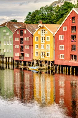 Trondheim, Norveç - Ağustos 2022: Bulutlu havada tarihi merkez