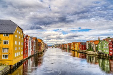 Trondheim, Norveç - Ağustos 2022: Bulutlu havada tarihi merkez
