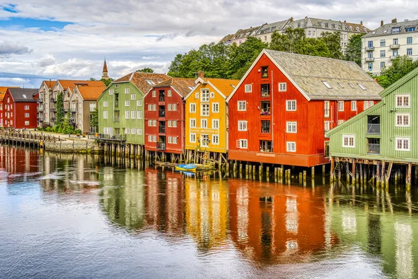 Trondheim, Norveç - Ağustos 2022: Bulutlu havada tarihi merkez