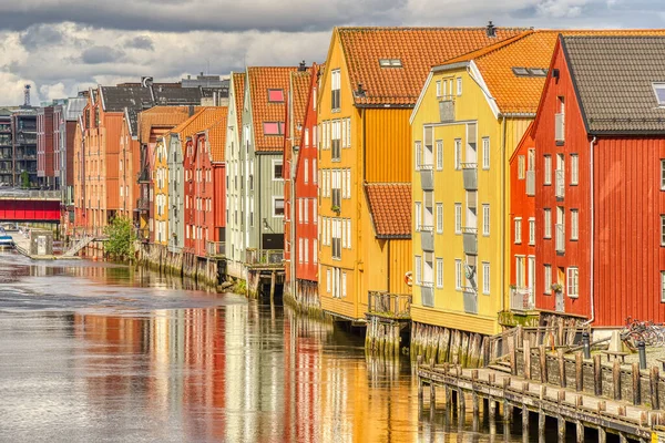 Trondheim, Norveç - Ağustos 2022: Bulutlu havada tarihi merkez
