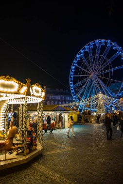 Szeged, Macaristan - Aralık 2022: Dom Meydanı 'ndaki Noel Pazarı