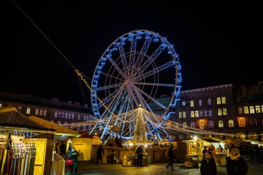 Szeged, Macaristan - Aralık 2022: Dom Meydanı 'ndaki Noel Pazarı