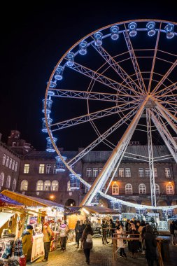 Szeged, Macaristan - Aralık 2022: Dom Meydanı 'ndaki Noel Pazarı