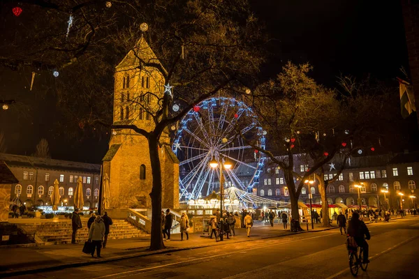 Szeged, Macaristan - Aralık 2022: Dom Meydanı 'ndaki Noel Pazarı