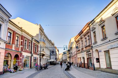 Şimdi Sacz, Polonya - Ekim 2022: Sonbaharda şehir simgelerinin güzel manzarası