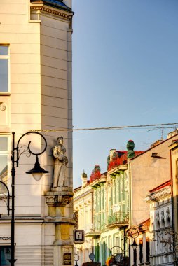 Şimdi Sacz, Polonya - Ekim 2022: Sonbaharda şehir simgelerinin güzel manzarası