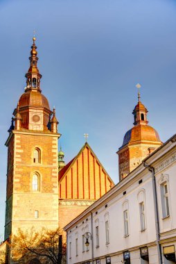 Şimdi Sacz, Polonya - Ekim 2022: Sonbaharda şehir simgelerinin güzel manzarası