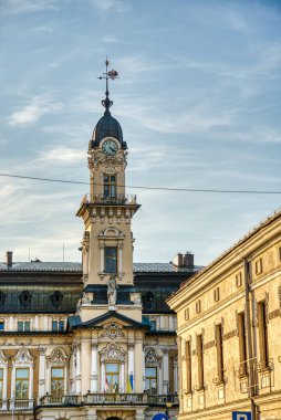 Şimdi Sacz, Polonya - Ekim 2022: Sonbaharda şehir simgelerinin güzel manzarası