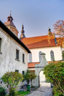 Şimdi Sacz, Polonya - Ekim 2022: Sonbaharda şehir simgelerinin güzel manzarası