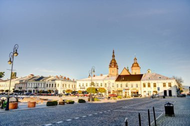 Şimdi Sacz, Polonya - Ekim 2022: Sonbaharda şehir simgelerinin güzel manzarası