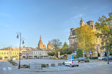 Şimdi Sacz, Polonya - Ekim 2022: Sonbaharda şehir simgelerinin güzel manzarası
