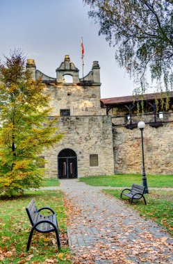 Şimdi Sacz, Polonya - Ekim 2022: Sonbaharda şehir simgelerinin güzel manzarası