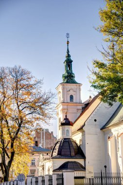 Şimdi Sacz, Polonya - Ekim 2022: Sonbaharda şehir simgelerinin güzel manzarası