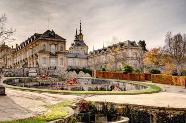 La Granja de San Ildefonso, İspanya - Kasım 2022: Sonbaharda saray ve bahçeler, HDR Image