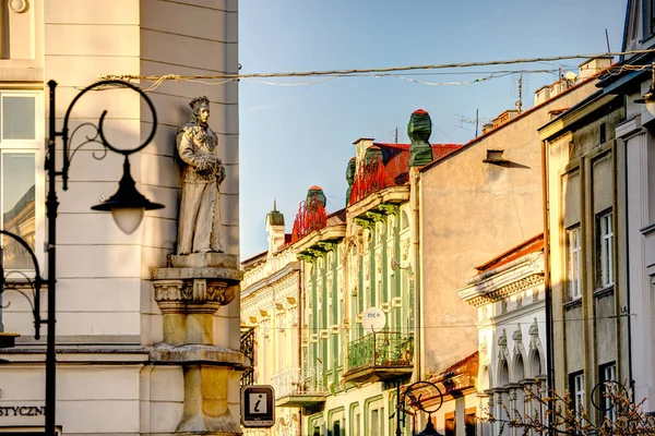 Şimdi Sacz, Polonya - Ekim 2022: Sonbaharda şehir simgelerinin güzel manzarası