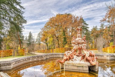 La Granja de San Ildefonso, İspanya - Kasım 2022: Sonbaharda saray ve bahçeler, HDR Image