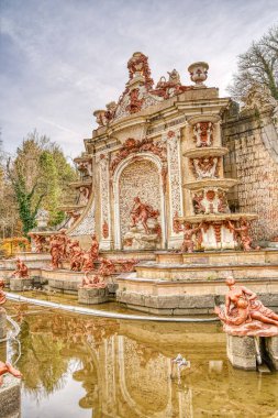La Granja de San Ildefonso, İspanya - Kasım 2022: Sonbaharda saray ve bahçeler, HDR Image