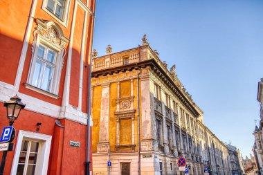 Krakow, Polonya - Ekim 2022: Sonbahar havasında tarihi kent merkezi, HDR Görüntü