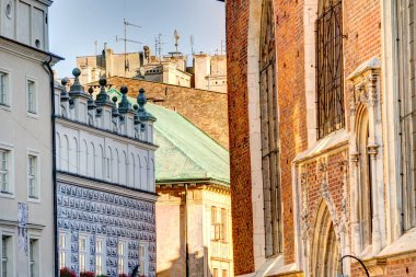 Krakow, Polonya - Ekim 2022: Sonbahar havasında tarihi kent merkezi, HDR Görüntü