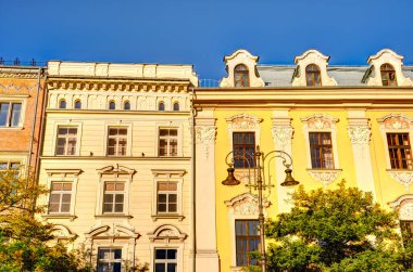 Krakow, Polonya - Ekim 2022: Sonbahar havasında tarihi kent merkezi, HDR Görüntü