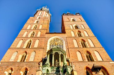 Krakow, Polonya - Ekim 2022: Sonbahar havasında tarihi kent merkezi, HDR Görüntü