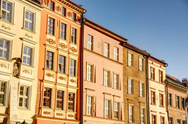 Krakow, Polonya - Ekim 2022: Sonbahar havasında tarihi kent merkezi, HDR Görüntü