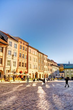 Krakow, Polonya - Ekim 2022: Sonbahar havasında tarihi kent merkezi, HDR Görüntü