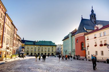 Krakow, Polonya - Ekim 2022: Sonbahar havasında tarihi kent merkezi, HDR Görüntü