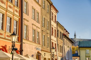 Krakow, Polonya - Ekim 2022: Sonbahar havasında tarihi kent merkezi, HDR Görüntü