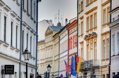 Krakow, Polonya - Ekim 2022: Sonbahar havasında tarihi kent merkezi, HDR Görüntü