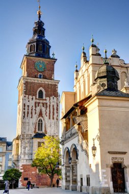 Krakow, Polonya - Ekim 2022: Sonbahar havasında tarihi kent merkezi, HDR Görüntü