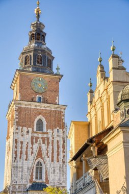 Krakow, Polonya - Ekim 2022: Sonbahar havasında tarihi kent merkezi, HDR Görüntü