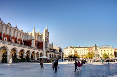 Krakow, Polonya - Ekim 2022: Sonbahar havasında tarihi kent merkezi, HDR Görüntü