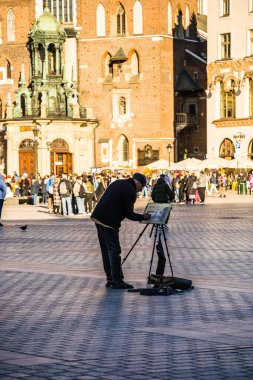 Krakow, Polonya - Ekim 2022: Sonbahar havasında tarihi kent merkezi, HDR Görüntü