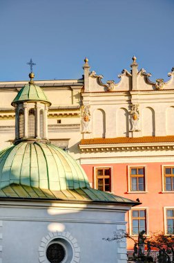 Krakow, Polonya - Ekim 2022: Sonbahar havasında tarihi kent merkezi, HDR Görüntü