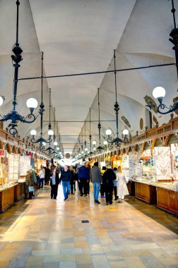 Krakow, Polonya - Ekim 2022: Sonbahar havasında tarihi kent merkezi, HDR Görüntü