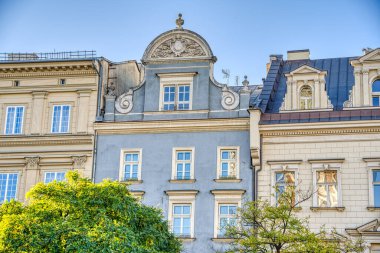 Krakow, Polonya - Ekim 2022: Sonbahar havasında tarihi kent merkezi, HDR Görüntü