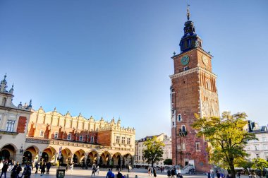Krakow, Polonya - Ekim 2022: Sonbahar havasında tarihi kent merkezi, HDR Görüntü