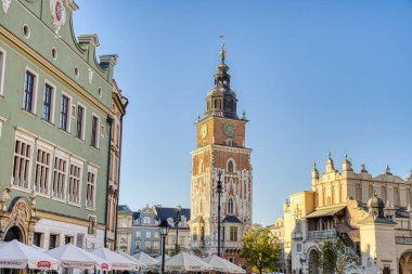 Krakow, Polonya - Ekim 2022: Sonbahar havasında tarihi kent merkezi, HDR Görüntü