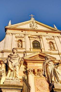 Krakow, Polonya - Ekim 2022: Sonbahar havasında tarihi kent merkezi, HDR Görüntü