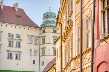 Krakow, Polonya - Ekim 2022: Sonbahar havasında tarihi kent merkezi, HDR Görüntü