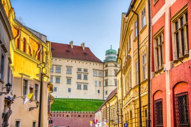 Krakow, Polonya - Ekim 2022: Sonbahar havasında tarihi kent merkezi, HDR Görüntü